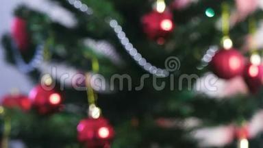 <strong>圣诞树</strong>树枝上的红色闪亮的球和<strong>金色</strong>玩具.. <strong>圣诞树</strong>上有灯光的圣诞花环